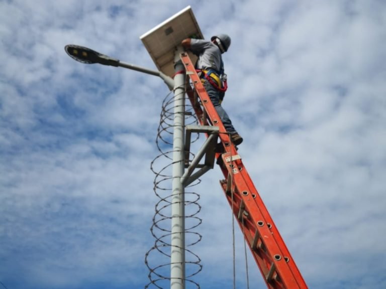 The installation workers are debugging and installing solar street lights